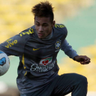 Neymar, durante una sesión de entrenamiento con el Santos en Brasil.