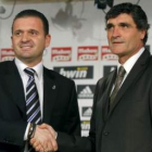 El director deportivo del Madrid, Pedja Mijatovic, estrecha la mano de Juande Ramos en su presentaci