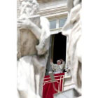 Bendición papal durante el rezo Regina Coeli en la plaza de San Pedro