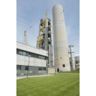 El silo de 100 metros de altura y el horno que se construye