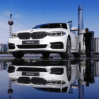 Un visitante observa el coche BMW 5-Series Li  en el salón de Shanghái.