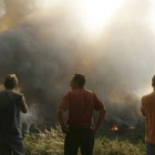 El humo que desprendía el incendio de Villardevós obligó, por precaución, a cortar la A-52.