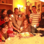 María Jesús, en el centro de la imagen, rodeada de familiares y amigos en su 52 cumpleaños.