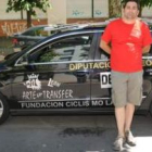 Javier Fernández, director del Deyser Diputación de León, junto al coche del equipo.