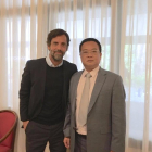 Quique Sánchez Flores posa junto a Chen Yansheng tras sellar el contrato.