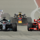 Instante en que Raikkonen adelanta con su Ferrari al Mercedes de Hamilton.