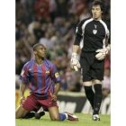 Eto'o se lamenta de una ocasión perdida ante el portero Lafuente