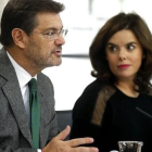 El ministro Rafael Català y la vicepresidenta Soraya Sáenz de Santamaria, tras el Consejo de Ministros.