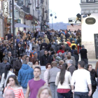La calle Ancha, ayer tarde, repleta de un gentío que devolvió el bullicio al centro.