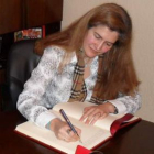 Margarita Torres firma en el libro de honor del Colegio Peñacorada.