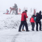 Varias personas pasean o juegan en la nieve en O Cebreiro, Lugo.