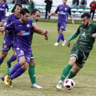 Emilio se lleva un balón a pesar de la oposición de un jugador palentino. MARCIANO PÉREZ