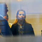 Miguel Ángel Álvarez, a la espera de su turno de declaraciones, en una foto tomada desde el exterior de los juzgados