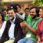 Mariano Rajoy, flanqueado por Carmen Fúnez y Nacho Uriarte, anterior y nuevo presidente de NNGG