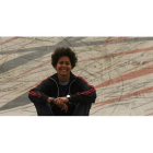 Julie Mehretu posando junto a una de sus obras en el Musac