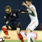 Rakitic, frente a Saúl, en el Croacia-España.