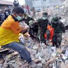 Un equipo de emergencia rescata a un superviviente.