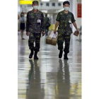 Dos soldados taiwanenses llegan al aeropuerto de Taipei