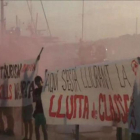 Captura del vídeo distribuido a través de las redes sociales por Arran de una acción contra el turismo con pancartas y bengalas en el puerto deportivo de Palma de Mallorca.