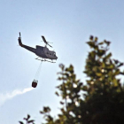 Un helicóptero colabora en las labores de extinción de un incendio en el municipio de Matallana de Torío.