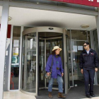 Una mujer sale del banco Laiki, en Nicosia, tras la apertura de las entidades bancarias chipriotas este jueves.