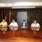 Francisco Fernández junto al comité de empresa de Lagun Air y la concejal de Hacienda Gema Cabezas