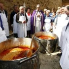 El equipo de cocineros de la Cofradía de las Angustias y Soledad, durante la bendición del potaje