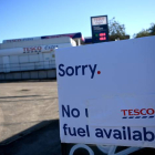 Un cartel de una gasolinera avisa de que no hay combustible. NEIL HALL