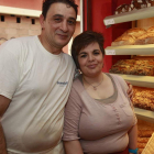 Ana Isabel y Jose regentan la panadería Los Alemanes, en la calle Serranos de la capital leonesa.
