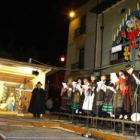 El coro San Roque ofreció ayer el tradicional canto del Ramo de Navidad.