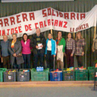 Los responsables del centro, frente a los víveres recaudados en beneficio de los más necesitados.