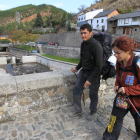 Dos peregrinos en su recorrido del Camino de Santiago a su paso por el puente de Molina.