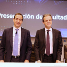 El presidente de CaixaBank, Jordi Gual (derecha), y el consejero delegado de la entidad, Gonzalo Gortázar, presentan en rueda de prensa los resultados económicos del ejercicio 2016.