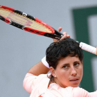 Carla Suárez, durante el partido contra Putintseva, en Roland Garros.