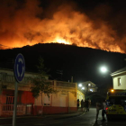 Las llamas se acercaban anoche peligrosamente al pueblo de Ocero desde Vega