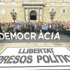 Concentración en la puerta del Ayuntamiento de Barcelona, ayer.