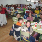Los alumnos disfrutan del desayuno junto a sus profesores en el comedor del colegio