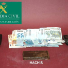 Además de la droga la Guardia Civil se incautó de dos móviles y casi 500 euros en metálico.