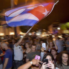 Cientos de cubanos han salido a las calles de la Pequeña Habana (Miami) para celebrar la muerte de Fidel Castro.