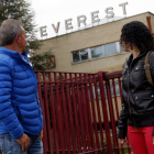 Daniel Huerga y Andrea Bautista, ayer, a las puertas de la fábrica de Everest en el polígono de Trobajo del Camino