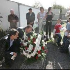 Saavedra depositó ayer, junto a otros, flores en la tumba del poeta