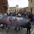 La manifestación partió a mediodía de la plaza de Botines y reunió a casi 300 personas.