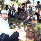 Tras bajarse del tren, ya a la vuelta del viaje, los pasajeros de época disfrutaron de una buena merienda con productos de la tierra.