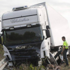 Agentes de la Guardia Civil investigan en el lugar del accidente ocurrido la madrugada del 14 de agosto de 2014 en el término municipal de Alcalá de Xivert (Castellón), al chocar un turismo contra un camión, en el que han muerto los cinco ocupantes del co