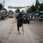 Un haitiano camina entre varios vehículos en Puerto Príncipe, la capital de Haití.