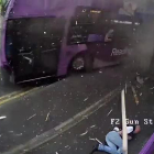 Video grabado por una cámara de seguridad cercana en el que se ve como un autobús arrolla a Simon Smith.