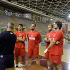 Rafa Guijosa dando instrucciones a sus jugadores en uno de los entrenamientos. SECUNDINO PÉREZ