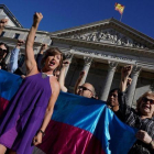 Anuncio de huelga de hambre de activistas trans y madres de menores trans delante de las escaleras del Congreso.