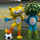 Las mascotas de los Juegos Olímpicos y Paralímpicos de Río 2016, en el estadio de Maracaná.