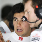 Sergio Pérez conversa con uno de sus mecánicos durante la sesión de libres en Sakhir.